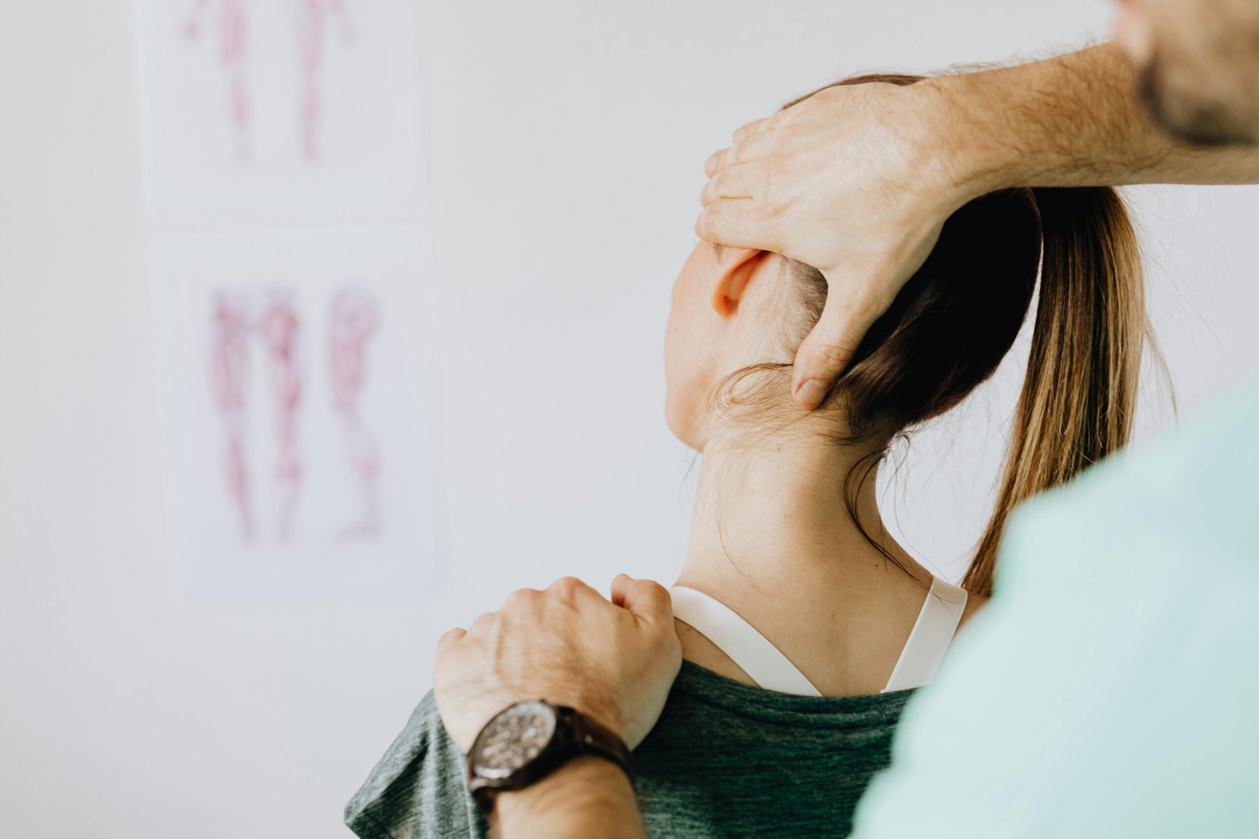 osteopata tratando cuello